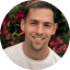 Portrait rond d’un homme souriant aux cheveux courts