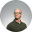 Portrait rond d’un homme à lunettes aux cheveux gris courts